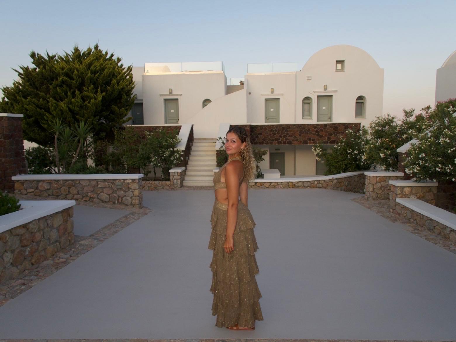 Elle en robe dorée, un soir d&rsquo;été