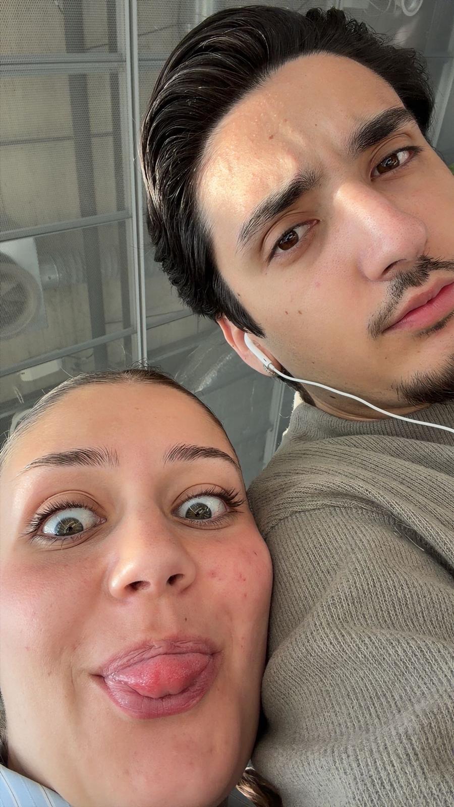 Nous deux, grimaces assorties