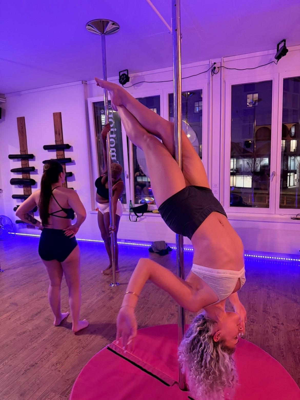Elle, en pleine figure de pole